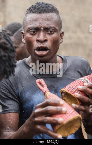 Die Bewohner eines kleinen Dorfes in der Nähe von Ouidah, Benin, im Süden an einem traditionellen voodoo Zeremonie nehmen. September 2017. Stockfoto