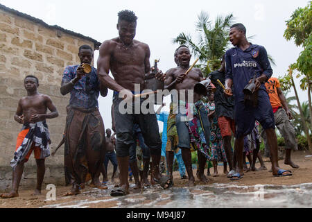 Die Bewohner eines kleinen Dorfes in der Nähe von Ouidah, Benin, im Süden an einem traditionellen voodoo Zeremonie nehmen. September 2017. Stockfoto