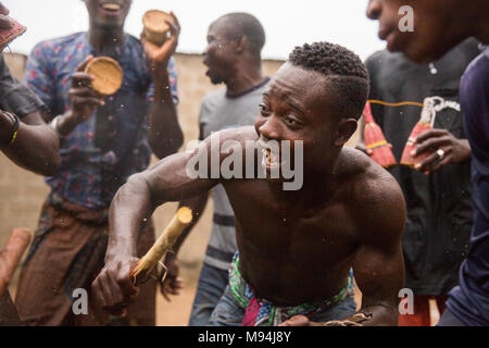 Die Bewohner eines kleinen Dorfes in der Nähe von Ouidah, Benin, im Süden an einem traditionellen voodoo Zeremonie nehmen. September 2017. Stockfoto
