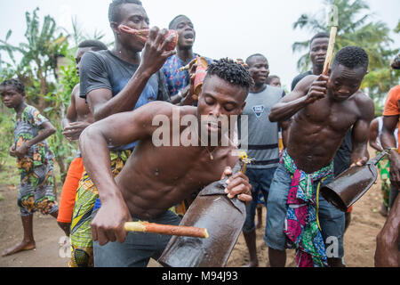 Die Bewohner eines kleinen Dorfes in der Nähe von Ouidah, Benin, im Süden an einem traditionellen voodoo Zeremonie nehmen. September 2017. Stockfoto