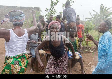 Die Bewohner eines kleinen Dorfes in der Nähe von Ouidah, Benin, im Süden an einem traditionellen voodoo Zeremonie nehmen. September 2017. Stockfoto