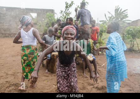 Die Bewohner eines kleinen Dorfes in der Nähe von Ouidah, Benin, im Süden an einem traditionellen voodoo Zeremonie nehmen. September 2017. Stockfoto