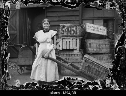 Die Frau, die auf den Straßen von London ist in einem vintage Glas negativ mit Schäden am Rande framing das Thema., Ca. 1910. Stockfoto