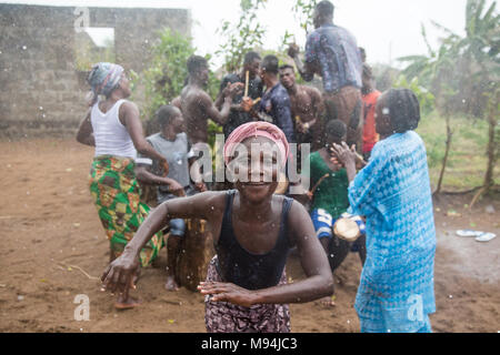 Die Bewohner eines kleinen Dorfes in der Nähe von Ouidah, Benin, im Süden an einem traditionellen voodoo Zeremonie nehmen. September 2017. Stockfoto