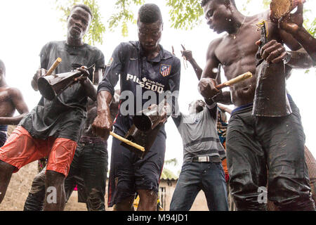 Die Bewohner eines kleinen Dorfes in der Nähe von Ouidah, Benin, im Süden an einem traditionellen voodoo Zeremonie nehmen. September 2017. Stockfoto