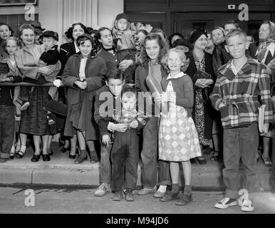 Bürgersteig Menge Uhren a Circus Parade in Georgien, Ca. 1953. Stockfoto