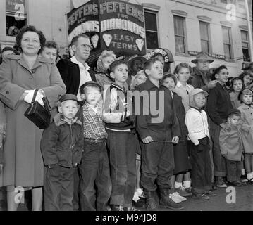 Bürgersteig Menge Uhren a Circus Parade in Georgien, Ca. 1953. Stockfoto