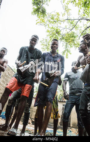 Die Bewohner eines kleinen Dorfes in der Nähe von Ouidah, Benin, im Süden an einem traditionellen voodoo Zeremonie nehmen. September 2017. Stockfoto