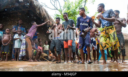 Die Bewohner eines kleinen Dorfes in der Nähe von Ouidah, Benin, im Süden an einem traditionellen voodoo Zeremonie nehmen. September 2017. Stockfoto