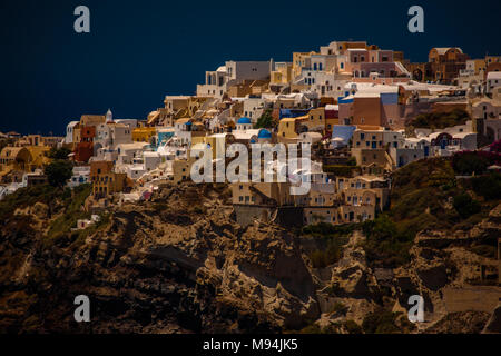 Eine bunte clifftop Dorf auf die Caldera Rand der ruhenden unterseeischer Vulkan des Santorini, Santorini, Griechenland gebaut. Stockfoto