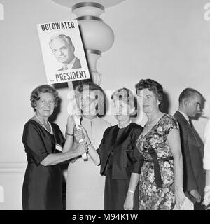 Frauen für den US-Präsidentschaftskandidaten Barry Goldwater ihre Begeisterung bei einer Veranstaltung in Kalifornien im Jahr 1964 zeigen. Stockfoto