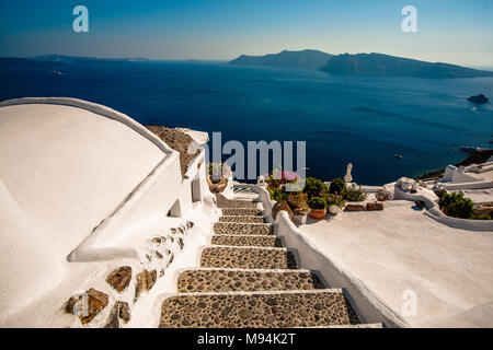 Ein Fußweg führt Sie in eine der vielen Höhle hotels in die Caldera des Vulkans der Insel Santorini, Griechenland gebaut. Stockfoto