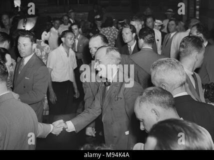 Präsident Harry S. Truman schüttelt Hände während eines Besuchs in Kansas City kurz nach der Eidesleistung von Office 1945. Stockfoto