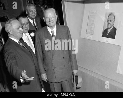 Ex-Präsidenten Harry S. Truman, Links, und Herbert Hoover, rechts, prüfen Sie auf eine Anzeige für Hoover bei der Einweihung der Harry S. Truman Library 1958. Stockfoto