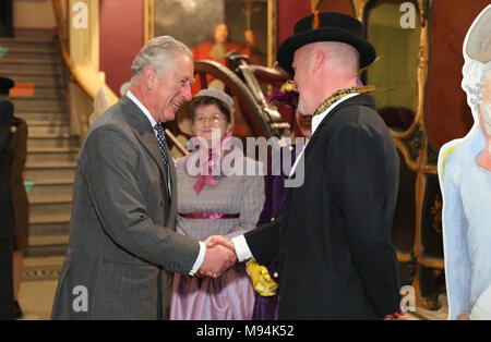 Der Prinz von Wales (links) trifft auf Akteure in historischer Kleidung, bei einem Besuch in das Royal Cornwall Museum, Truro Jubiläumsjahr zu markieren. Stockfoto