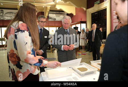 Der Prinz von Wales sieht auf Ausstellungen, bei einem Besuch in das Royal Cornwall Museum, Truro Jubiläumsjahr zu markieren. Stockfoto