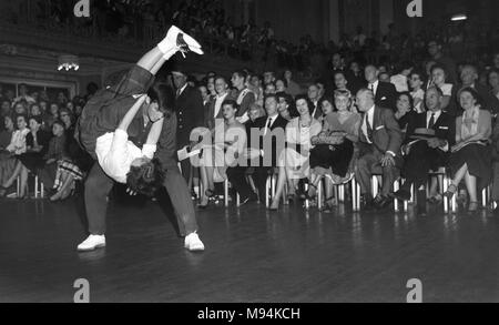 High schoolers der Jitterbug tanzen zu einer Masse in einem Hotel Ballroom in Chicago 1958 demonstrieren. Stockfoto