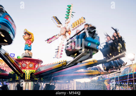 Menschen auf Fahrgeschäfte, Goose Fair, Nottingham, England, Großbritannien Stockfoto