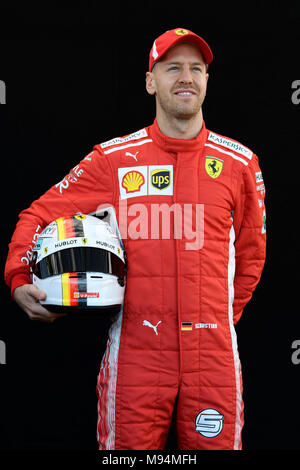 Albert Park, Melbourne, Australien. 22 Mär, 2018. Sebastian Vettel (DEU) # 5 von der Scuderia Ferrari Team für Portrait seinen Führerschein vor dem ersten Rennen der Saison in der 2018 australischen Formel 1 Grand Prix posiert im Albert Park in Melbourne, Australien. Sydney Low/Cal Sport Media/Alamy leben Nachrichten Stockfoto