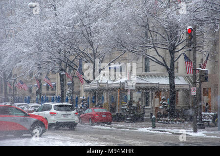 Washington, USA. 21. März, 2018. e, DC, 21. März 2018. Autos warten, Fahrgäste aus dem Willard Hotel abholen an einem verschneiten Tag in Washington, DC. Quelle: Tim Braun/Alamy Live News Credit: Tim Braun/Alamy leben Nachrichten Stockfoto