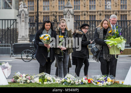 London, Großbritannien. 22. März, 2018. Blumen für Keith links sind - Am ersten Jahrestag der Westminster Bridge angriff, floral Tribute sind auf den Parliament Square links. Credit: Guy Bell/Alamy leben Nachrichten Stockfoto