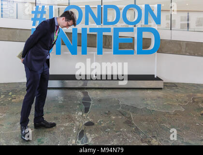 City Hall, London, Großbritannien. 22. Mär 2018. Mitglieder der öffentlichkeit Nachrichten Lesen und Interagieren mit der Installation. Eine 3D-Installation von #LondonUnited öffnet sich heute, am Rathaus, wo die Öffentlichkeit ihren Respekt bezahlen können, unterzeichnen ein digitales Buch der Hoffnung, und interagieren mit der Installation durch das Senden von Nachrichten # LondonUnited auf Social Media, das sich auf eine Karte von London projiziert werden. Die Installation ist Teil der Bürgermeister von London# LondonUnited Jubiläum Hommage an die Westminster, London Bridge, Finsbury Park und Parsons Green Angriffe. Credit: Imageplotter Nachrichten und Sport/Alamy leben Nachrichten Stockfoto