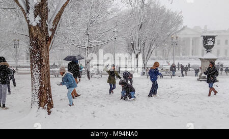 Washington DC, USA. 21 Mär, 2018. Eine improvisierte Snow Ball Fight in Lafayette Park, Washington DC. Das Weiße Haus ist im Hintergrund. Quelle: Tim Braun/Alamy leben Nachrichten Stockfoto