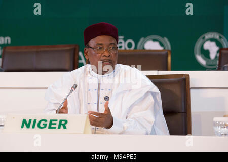 (180322) - KIGALI, März 22, 2018 (Xinhua) - Präsident des Niger Mahamadou Issoufou spricht auf einer Pressekonferenz nach der 10. außerordentlichen Sitzung der Vollversammlung der AU auf dem Afrikanischen kontinentalen Freihandelszone (AfCFTA) in Kigali, Ruanda am 21. März 2018. 40 - vier afrikanischen Ländern am Mittwoch unterzeichneten ein Abkommen zur Gründung der AfCFTA in Kigali. (Xinhua / Gabriel Dusabe) (zxj) Stockfoto