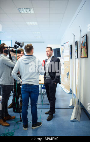 Berlin, Deutschland. 22 Mär, 2018. 22 März 2018, Deutschland, Berlin: National Ice Hockey Trainer, Marco Sturm (R), die individuellen Interviews nach der Pressekonferenz. Credit: Gregor Fischer/dpa/Alamy leben Nachrichten Stockfoto