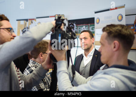 Berlin, Deutschland. 22 Mär, 2018. 22 März 2018, Deutschland, Berlin: National Ice Hockey Trainer, Marco Sturm, ein Fernsehinterview nach der Pressekonferenz. Credit: Gregor Fischer/dpa/Alamy leben Nachrichten Stockfoto