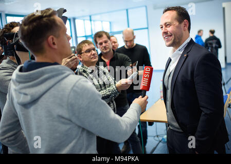 Berlin, Deutschland. 22 Mär, 2018. 22 März 2018, Deutschland, Berlin: National Ice Hockey Trainer, Marco Sturm, so dass individuelle Interviews nach der Pressekonferenz. Credit: Gregor Fischer/dpa/Alamy leben Nachrichten Stockfoto
