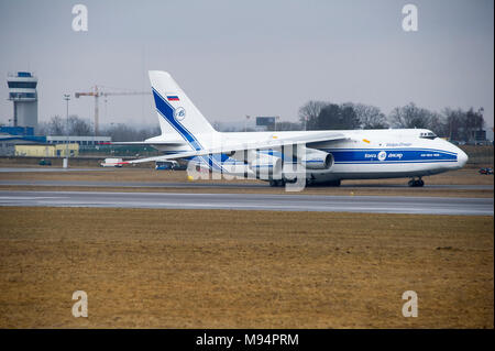 Danzig, Polen. 22 Mär, 2018. Russischen strategischen Lufttransport jet Antonow An -124-100 Ruslan von volga-dnepr Airlines in Danzig Lech Walesa Flughafen in Danzig, Polen. 22. März 2018 © wojciech Strozyk/Alamy leben Nachrichten Stockfoto