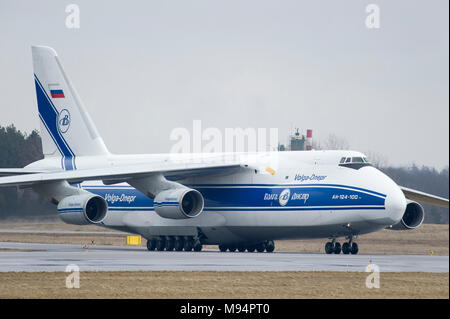 Danzig, Polen. 22 Mär, 2018. Russischen strategischen Lufttransport jet Antonow An -124-100 Ruslan von volga-dnepr Airlines in Danzig Lech Walesa Flughafen in Danzig, Polen. 22. März 2018 © wojciech Strozyk/Alamy leben Nachrichten Stockfoto