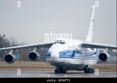 Danzig, Polen. 22 Mär, 2018. Russischen strategischen Lufttransport jet Antonow An -124-100 Ruslan von volga-dnepr Airlines in Danzig Lech Walesa Flughafen in Danzig, Polen. 22. März 2018 © wojciech Strozyk/Alamy leben Nachrichten Stockfoto