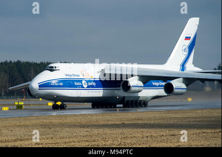 Danzig, Polen. 22 Mär, 2018. Russischen strategischen Lufttransport jet Antonow An -124-100 Ruslan von volga-dnepr Airlines in Danzig Lech Walesa Flughafen in Danzig, Polen. 22. März 2018 © wojciech Strozyk/Alamy leben Nachrichten Stockfoto