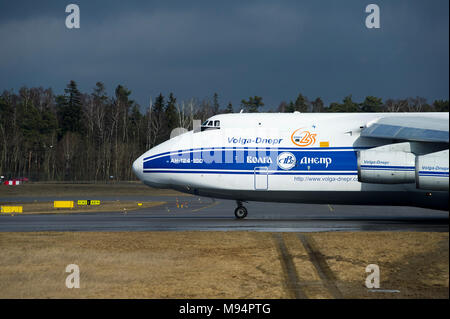 Danzig, Polen. 22 Mär, 2018. Russischen strategischen Lufttransport jet Antonow An -124-100 Ruslan von volga-dnepr Airlines in Danzig Lech Walesa Flughafen in Danzig, Polen. 22. März 2018 © wojciech Strozyk/Alamy leben Nachrichten Stockfoto