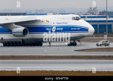 Danzig, Polen. 22 Mär, 2018. Russischen strategischen Lufttransport jet Antonow An -124-100 Ruslan von volga-dnepr Airlines in Danzig Lech Walesa Flughafen in Danzig, Polen. 22. März 2018 © wojciech Strozyk/Alamy leben Nachrichten Stockfoto