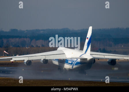 Danzig, Polen. 22 Mär, 2018. Russischen strategischen Lufttransport jet Antonow An -124-100 Ruslan von volga-dnepr Airlines in Danzig Lech Walesa Flughafen in Danzig, Polen. 22. März 2018 © wojciech Strozyk/Alamy leben Nachrichten Stockfoto