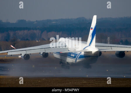 Danzig, Polen. 22 Mär, 2018. Russischen strategischen Lufttransport jet Antonow An -124-100 Ruslan von volga-dnepr Airlines in Danzig Lech Walesa Flughafen in Danzig, Polen. 22. März 2018 © wojciech Strozyk/Alamy leben Nachrichten Stockfoto