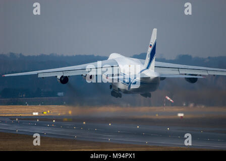 Danzig, Polen. 22 Mär, 2018. Russischen strategischen Lufttransport jet Antonow An -124-100 Ruslan von volga-dnepr Airlines in Danzig Lech Walesa Flughafen in Danzig, Polen. 22. März 2018 © wojciech Strozyk/Alamy leben Nachrichten Stockfoto