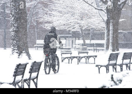 Washington DC, USA. 21 Mär, 2018. Ein Polizeioffizier, Fahrten mit dem Fahrrad durch Schnee in Lafayette Square in Washington, DC. Quelle: Tim Braun/Alamy leben Nachrichten Stockfoto