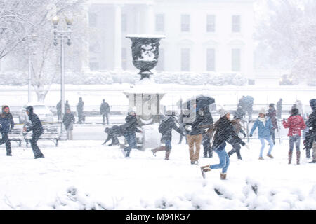 Washington DC, USA. 21 Mär, 2018. Schüler auf Klassenfahrt nach Washington DC und improvisierte Schnee zu kämpfen im Lafayette Park. Quelle: Tim Braun/Alamy leben Nachrichten Stockfoto