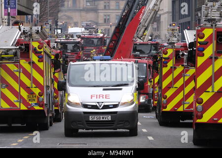 Glasgow, UK. 22. März 2018. Großbrand wird auf der Sauchiehall Street Glasgow gekämpft. Feuerwehr versuchen, Pavilion Theatre aus dem Feuer zu retten. Feuerlöschfahrzeuge von über Schottland in Anwesenheit. Credit: Iain Masterton/Alamy leben Nachrichten Stockfoto