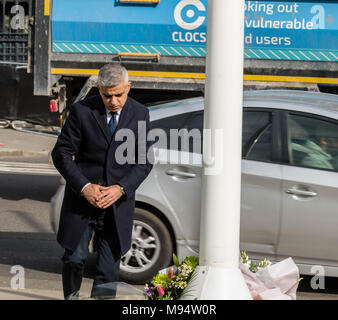 London, Großbritannien. 22. März 2018, London, UK. Bürgermeister Sadiq Khan legt einen Kranz, außerhalb des House of Commons zum Zeitpunkt der Westminster Terroranschlag vor einem Jahr. Credit: Ian Davidson/Alamy leben Nachrichten Stockfoto