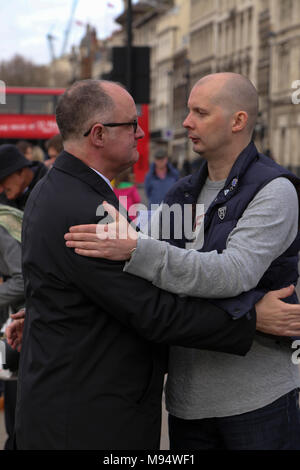 Parliament Square, London, Vereinigtes Königreich. 22. März 2018. London United: ein Jahr nach den Terroranschlägen in Westminster - Trauerfeier zum Gedenken an den ersten Jahrestag der Terroranschläge von Westminster und dem Tod von PC Keith Palmer und alle anderen in der Terroranschlag am 22. März 2017 getötet. Credit: Aron Robert Williams/Alamy leben Nachrichten Stockfoto