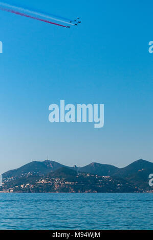 Cannes, Frankreich - 22. März 2018: Fliegen über die Bucht von Cannes, die von der Patrouille von Frankreich und das Red Bull Air Race Flugzeug, als Teil der Vorbereitung des Red Bull Air Race von Cannes "IDES Frederic Alamy leben Nachrichten' Stockfoto