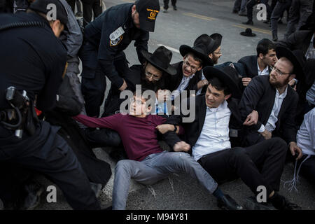 Bnei Brak, Israel. 22 Mär, 2018. Israelische Polizisten versuchen, ultra-orthodoxe jüdische Demonstranten während einer Demonstration gegen die israelische Armee die Wehrpflicht in Bnei Brak, Israel, 22. März 2018 aufzulösen. Credit: Ilia Yefimovich/dpa/Alamy leben Nachrichten Stockfoto