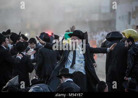 Bnei Brak, Israel. 22 Mär, 2018. Ultra-orthodoxe jüdische Männer nehmen Sie teil an einer Demonstration gegen die israelische Armee die Wehrpflicht in Bnei Brak, Israel, 22. März 2018. Credit: Ilia Yefimovich/dpa/Alamy leben Nachrichten Stockfoto