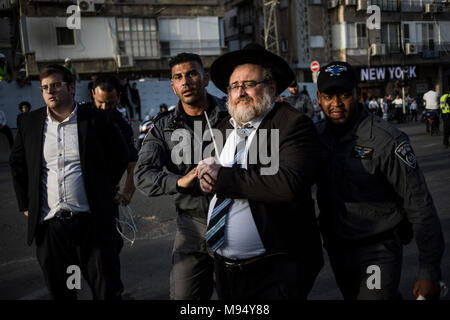 Bnei Brak, Israel. 22 Mär, 2018. Eine ultra-orthodoxe jüdische Demonstrant Scharmützel mit der Polizei während einer Demonstration gegen die israelische Armee die Wehrpflicht in Bnei Brak, Israel, 22. März 2018. Credit: Ilia Yefimovich/dpa/Alamy leben Nachrichten Stockfoto
