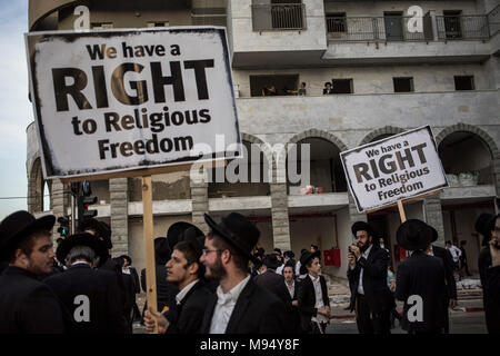Bnei Brak, Israel. 22 Mär, 2018. Ultra-orthodoxe jüdische Männer nehmen Sie teil an einer Demonstration gegen die israelische Armee die Wehrpflicht in Bnei Brak, Israel, 22. März 2018. Credit: Ilia Yefimovich/dpa/Alamy leben Nachrichten Stockfoto
